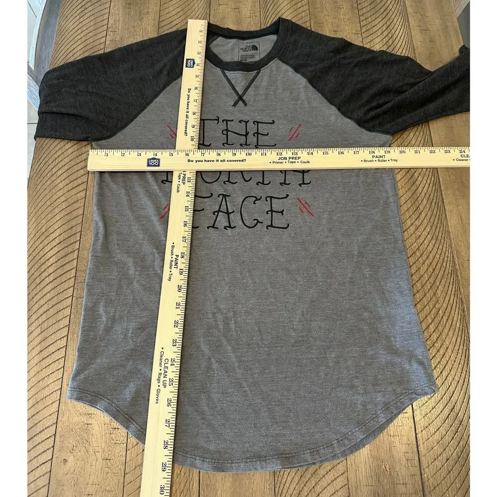 The North Face Men's Medium Gray Raglan 3/4 Sleeve T-Shirt Graphic Classic Fit